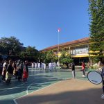 SMKN 1 Praya Tengah Meriahkan Hari Pendidikan Nasional 2024 dengan Upacara Bendera dan Event Foto Genik