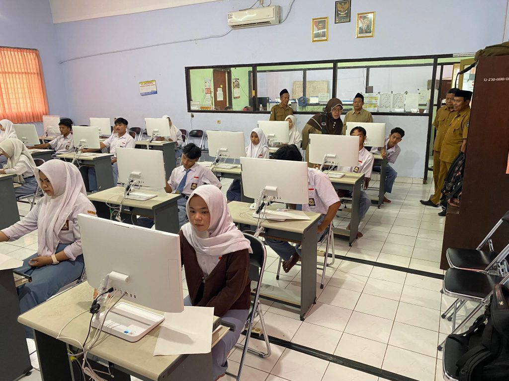 Ujian Sekolah Berbasis Teknologi Informasi (USTI) SMKN 1 Praya Tengah Berjalan Tertib dan Lancar