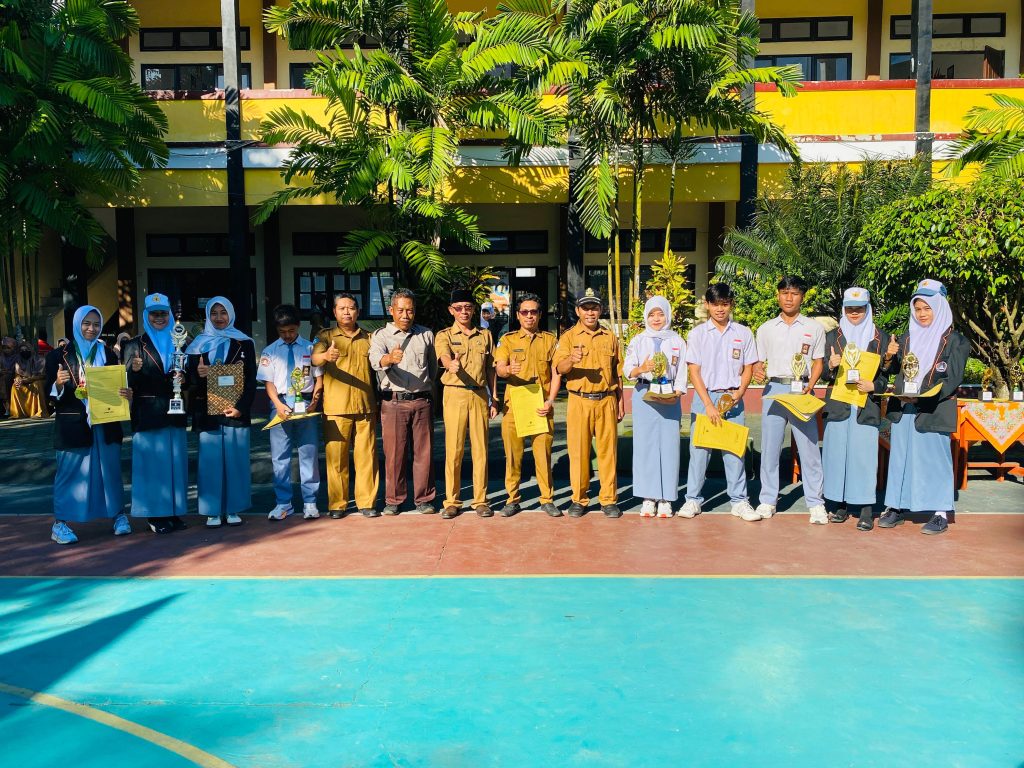 7 Orang Siswa Terima Piala Prestasi dari Tiga Cabang Lomba Bergengsi