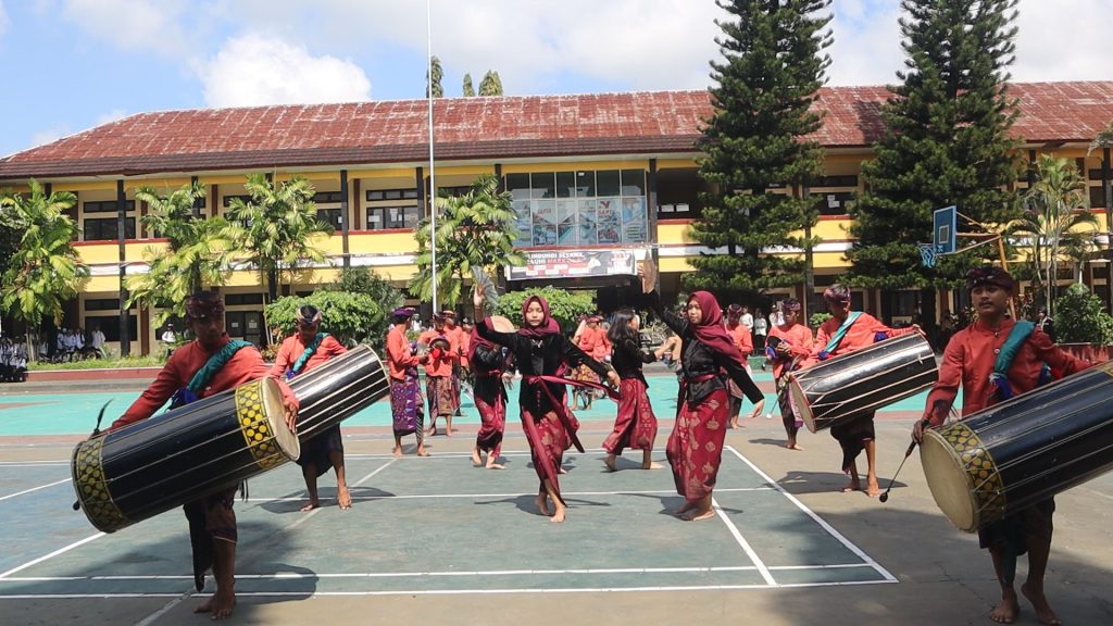 Unjuk Kebolehan Ekstrakurikuler Meriahkan Penutupan MPLS 2025 di SMKN 1 Praya Tengah