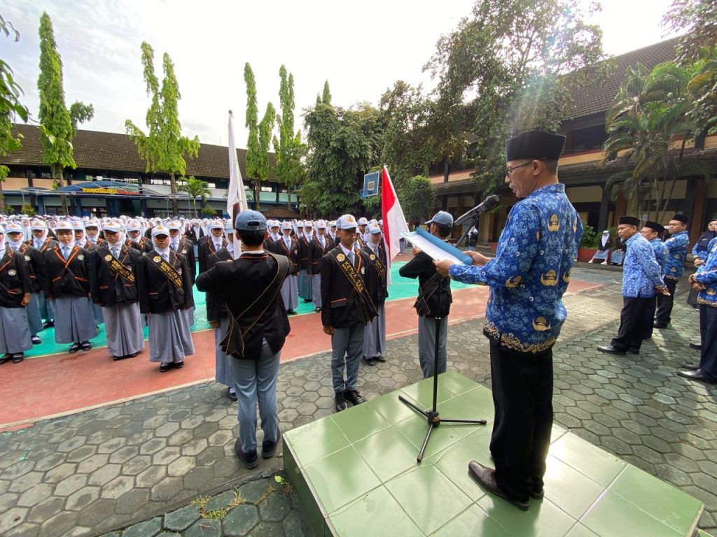 SMKN 1 Praya Tengah Peringati Hari Pahlawan ke-79 Sekaligus Gelar Sertijab Pengurus OSIS