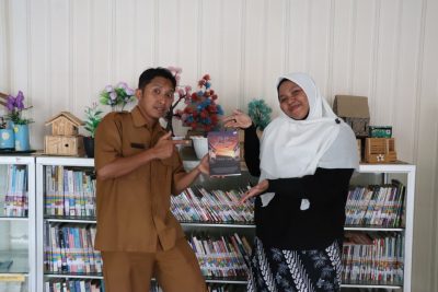 Penyerahan Buku Antologi Cerpen “Dulu Kita Masih Remaja” Jadi Momentum Promosi Karya Penulis Muda Julaika Purnami